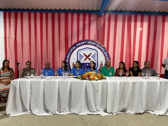 Prefeitura de Medeiros Neto entrega kits completos de uniforme para estudantes da Escola Iêda - Modelo CPM