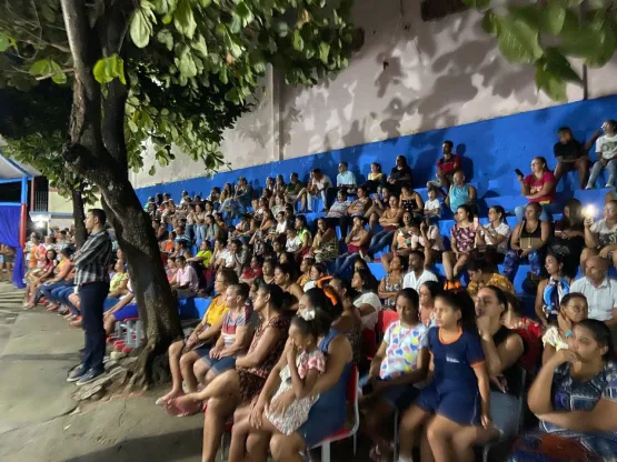 Prefeitura de Medeiros Neto entrega kits completos de uniforme para estudantes da Escola Iêda - Modelo CPM