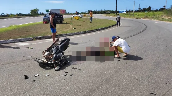 Casal fica gravemente ferido em colisão de moto com carro no Trevo de Caravelas