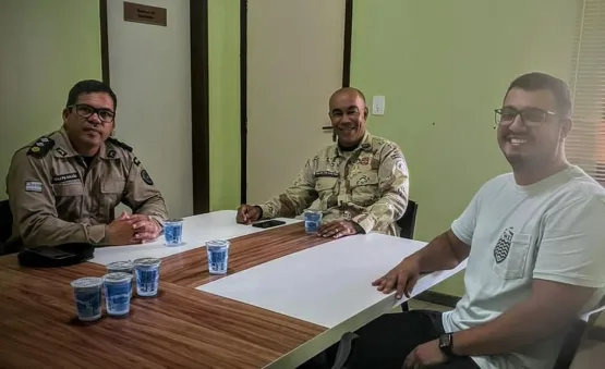 Comandante da CIPE/ MA faz reunião com Maj  Fabrício Galvão, comandante da 89ªCIPM/Mucuri e o delegado  Rui Pinheiro- delegado  de Nova Viçosa.