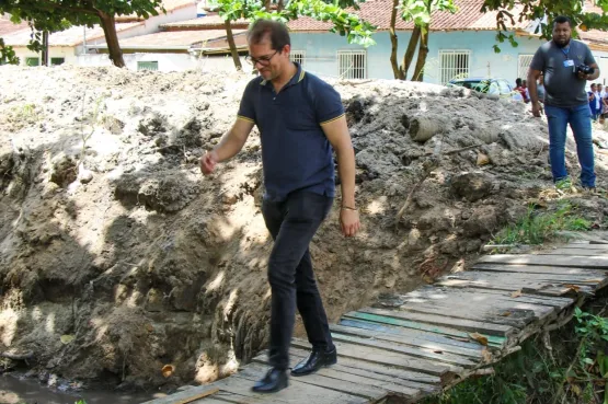 Prefeito de Teixeira de Freitas,  Dr. Marcelo Belitardo  visita bairro do Teixerinha onde será construído o Parque Municipal 