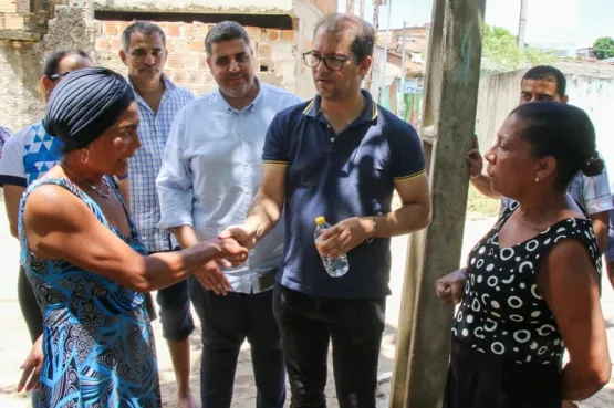 Prefeito de Teixeira de Freitas,  Dr. Marcelo Belitardo  visita bairro do Teixerinha onde será construído o Parque Municipal 