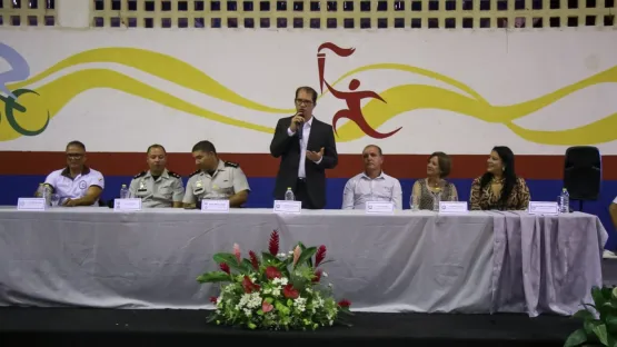 Prefeitura de Teixeira entrega uniformes para estudantes da Escola Municipal Clélia das Graças Figueiredo Pinto