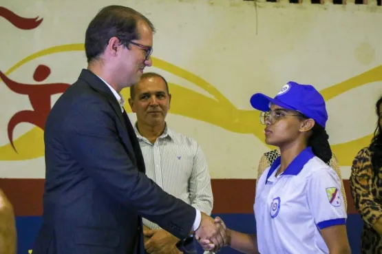 Prefeitura de Teixeira entrega uniformes para estudantes da Escola Municipal Clélia das Graças Figueiredo Pinto