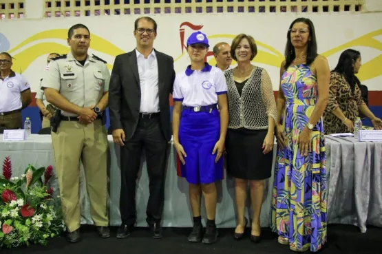 Prefeitura de Teixeira entrega uniformes para estudantes da Escola Municipal Clélia das Graças Figueiredo Pinto