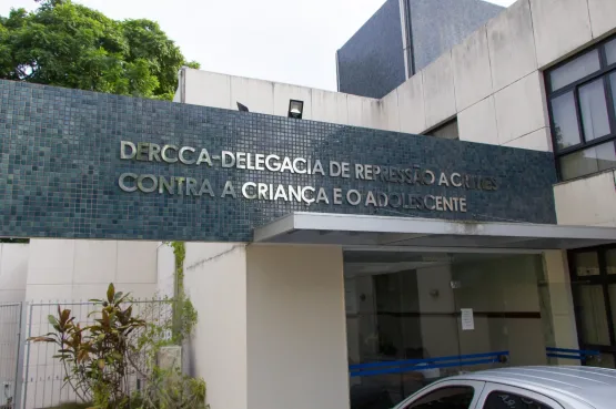 Homem é preso por manter menina de 12 anos em cárcere privado, na Bahia
