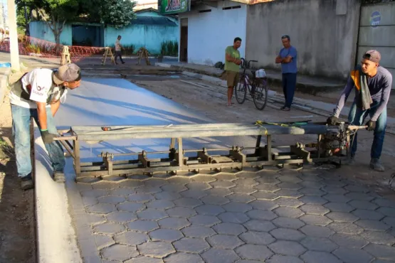 Prefeitura de Teixeira de Freitas prossegue com obra de pavimentação do bairro Jardim Caraípe