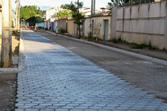 Prefeitura de Teixeira de Freitas prossegue com obra de pavimentação do bairro Jardim Caraípe