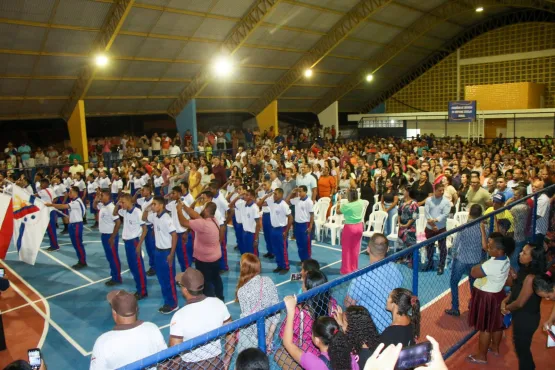 Alunos  da Escola Municipal Gessé Inácio do Nascimento são contemplados com uniformes escolares distriuídos pela Prefeitura de Teixeira de Freitas