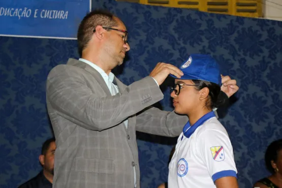 Alunos  da Escola Municipal Gessé Inácio do Nascimento são contemplados com uniformes escolares distriuídos pela Prefeitura de Teixeira de Freitas