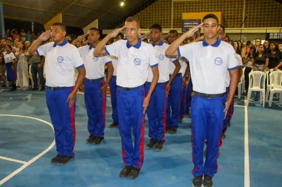 Alunos  da Escola Municipal Gessé Inácio do Nascimento são contemplados com uniformes escolares distriuídos pela Prefeitura de Teixeira de Freitas