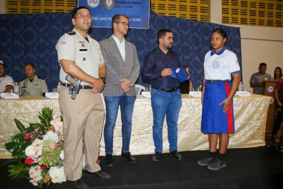 Alunos  da Escola Municipal Gessé Inácio do Nascimento são contemplados com uniformes escolares distriuídos pela Prefeitura de Teixeira de Freitas