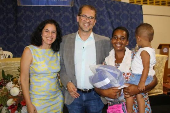 Alunos  da Escola Municipal Gessé Inácio do Nascimento são contemplados com uniformes escolares distriuídos pela Prefeitura de Teixeira de Freitas