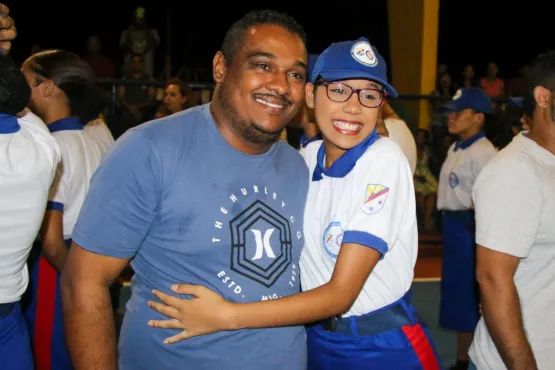 Alunos  da Escola Municipal Gessé Inácio do Nascimento são contemplados com uniformes escolares distriuídos pela Prefeitura de Teixeira de Freitas