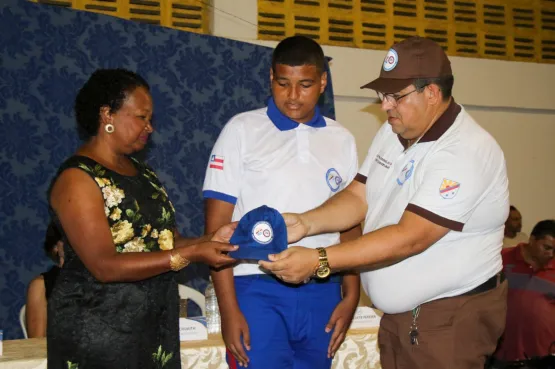 Alunos  da Escola Municipal Gessé Inácio do Nascimento são contemplados com uniformes escolares distriuídos pela Prefeitura de Teixeira de Freitas