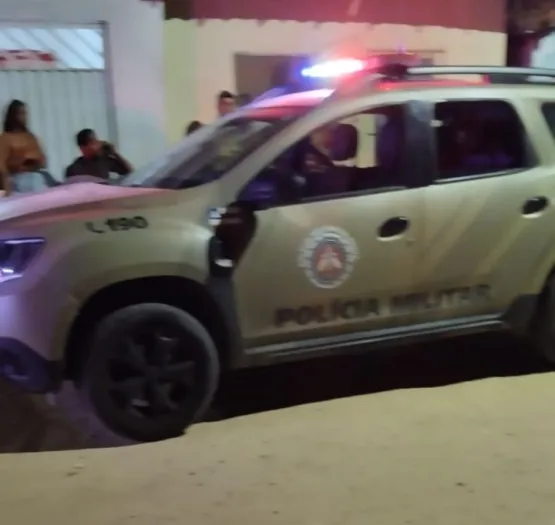 Baleado na calçada, homem morre dentro da casa da avó no São Lourenço