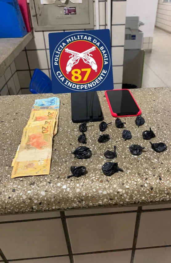 Indivíduo tenta fugir mas acaba preso  pela PM. Cocaina foi apreendida