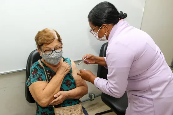 Prefeitura de Teixeira de Freitas realiza aplicação da vacina bivalente contra a Cobid 19 através do Drive thru