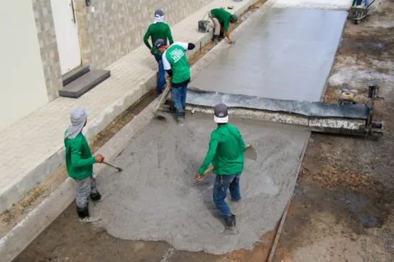 Pavimentação em ruas do bairro Jardim Caraípe continua, em Teixeira de Freitas