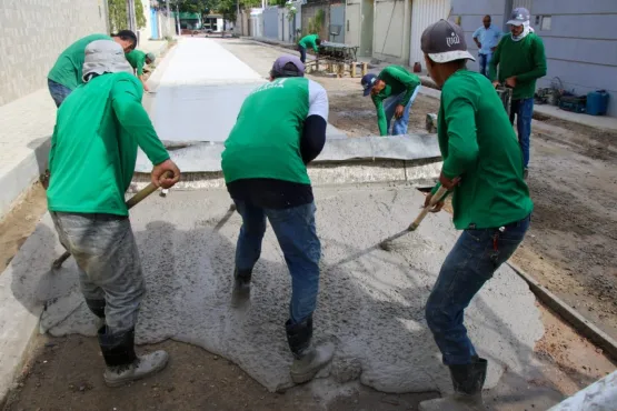 Pavimentação em ruas do bairro Jardim Caraípe continua, em Teixeira de Freitas