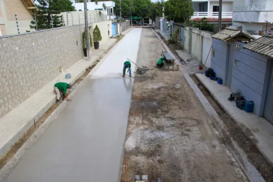 Pavimentação em ruas do bairro Jardim Caraípe continua, em Teixeira de Freitas