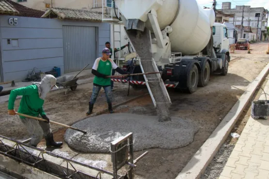 Pavimentação em ruas do bairro Jardim Caraípe continua, em Teixeira de Freitas