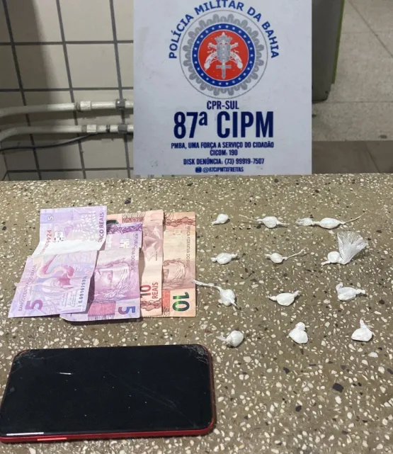 Homem que tentou se desfazer da droga é  preso pela PM em Teixeira de Freitas