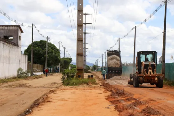 Prefeitura de Teixeira prossegue com pavimentação da Avenida das Galáxias