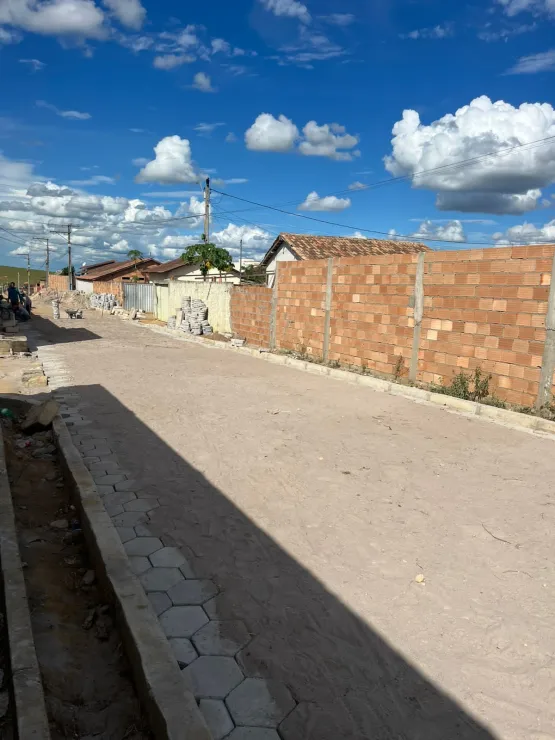 Prefeitura de Lajedão leva calçamento ao bairro Moisés Rocha