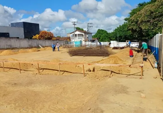 Medeiros Neto: Secretaria de Educação faz visita técnica à construção da quadra poliesportiva do Planalto I