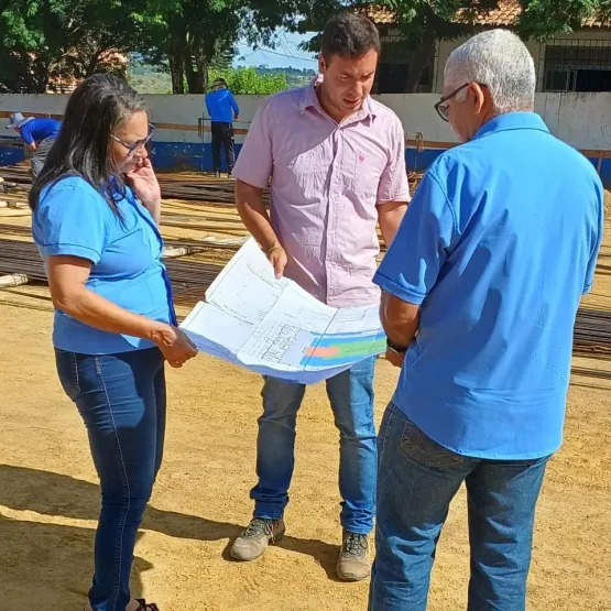 Medeiros Neto: Secretaria de Educação faz visita técnica à construção da quadra poliesportiva do Planalto I