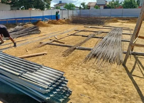 Medeiros Neto: Secretaria de Educação faz visita técnica à construção da quadra poliesportiva do Planalto I