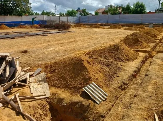 Medeiros Neto: Secretaria de Educação faz visita técnica à construção da quadra poliesportiva do Planalto I