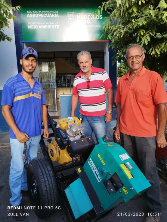 Agricultura: prefeito Beto Pinto entrega máquina forrageira para comunidade dos Taiobeiras