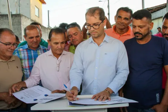 Teixeira - Assinatura de ordem de serviço para pavimentação de ruas do Alto do Tancredo ocorreu nesta sexta (24)