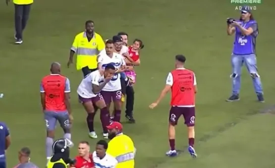 Torcedor invade campo com criança no colo e agride jogador; Casimiro e web repudiam a ação