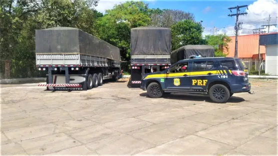 PRF apreende em Teixeira de Freitas carretas com carga irregular de camarão e chapas de granito