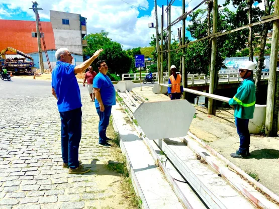 Prefeito Beto Pinto acompanha trabalho da Coelba durante mudança da rede de energia sobre a ponte do centro