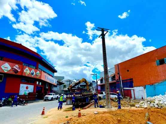 Prefeito Beto Pinto acompanha trabalho da Coelba durante mudança da rede de energia sobre a ponte do centro