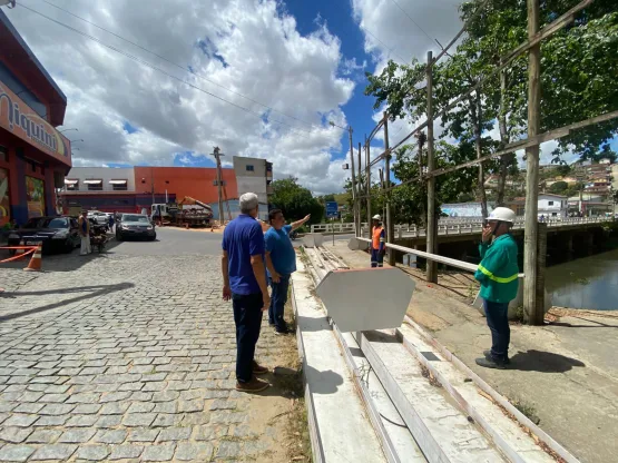 Prefeito Beto Pinto acompanha trabalho da Coelba durante mudança da rede de energia sobre a ponte do centro