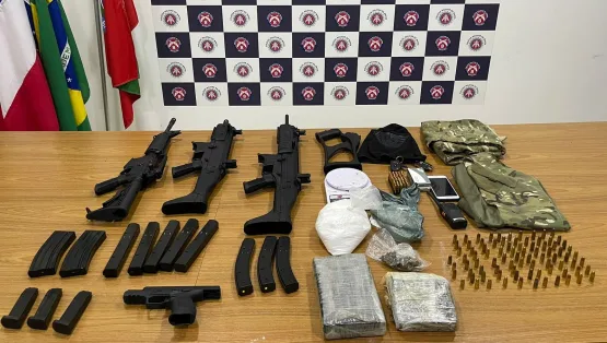 Vídeo - Traficante é preso e fuzil, metralhadora e outras armas enterradas são apreendidas em Porto Seguro
