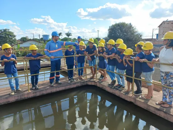 Escolas municipais fazem visita guiada à estação de tratamento de água de Medeiros Neto