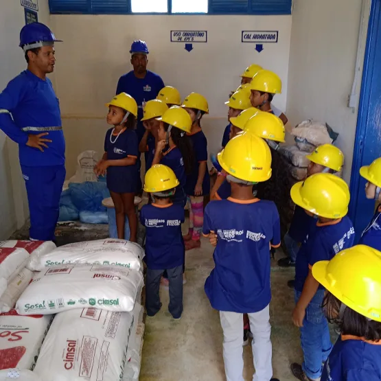 Escolas municipais fazem visita guiada à estação de tratamento de água de Medeiros Neto