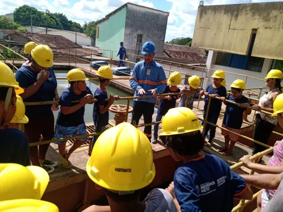 Escolas municipais fazem visita guiada à estação de tratamento de água de Medeiros Neto