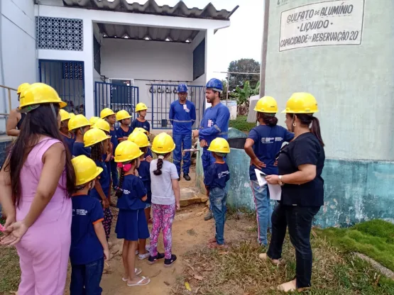 Escolas municipais fazem visita guiada à estação de tratamento de água de Medeiros Neto