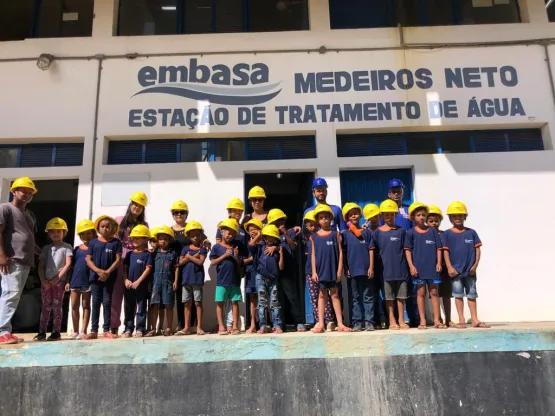 Escolas municipais fazem visita guiada à estação de tratamento de água de Medeiros Neto