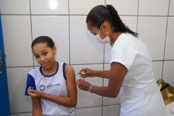 Programa Saúde na Escola vacina estudantes da rede pública contra o HPV, em Teixeira de Freitas