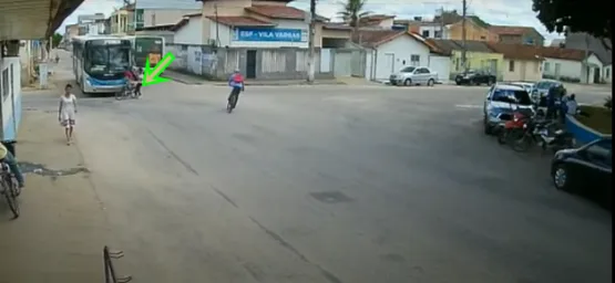 Vídeo mostra momento que dois garotos são atropelados por ônibus no Vila Vargas em Teixeira de Freitas
