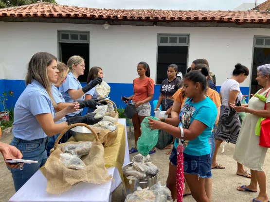 Prefeito Beto Pinto mantem a tradição da Semana Santa e distribui  peixpara moradores de  Medeiros Neto