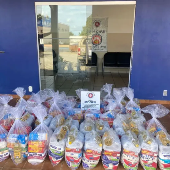PM entrega 40 cestas básicas para população carente em Nova Viçosa